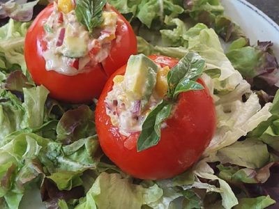Tomates rellenos con ensalada de palta: hacé esta receta que vas a amar para una cena ligera