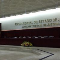 Jalisco: Detienen a juez que manejaba vehículo de lujo con reporte de robo