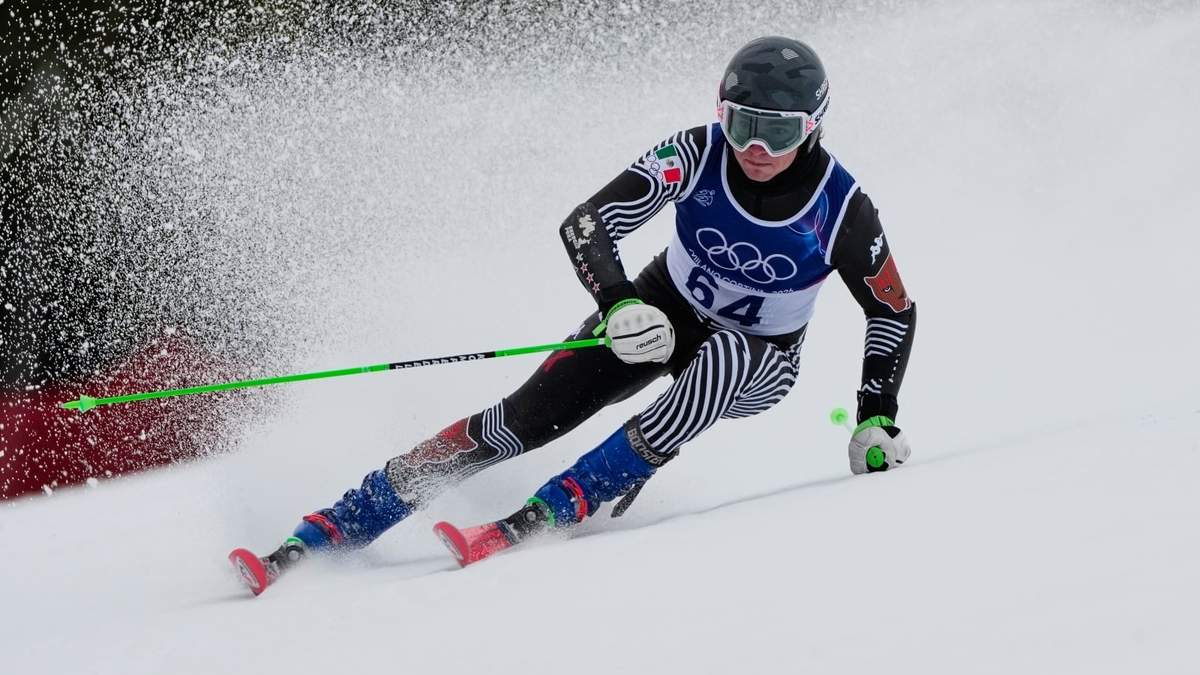 El mexicano Lasse Gaxiola recorre la pista a toda velocidad durante una carrera de esquí alpino, eslalon gigante masculino, en los Juegos Olímpicos de Invierno de 2026 en Bormio, Italia