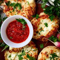 Pizzetas de pollo y espinaca: la increíble y facilísima versión que vas a querer probar ya