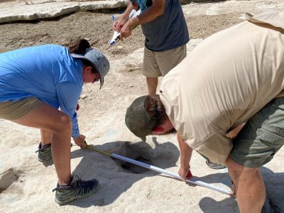 La sequía en un río de Texas sacó a la luz grandes huellas de dinosaurios