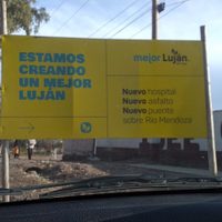 Un cartel de obra desató una pelea entre el gobierno y Luján