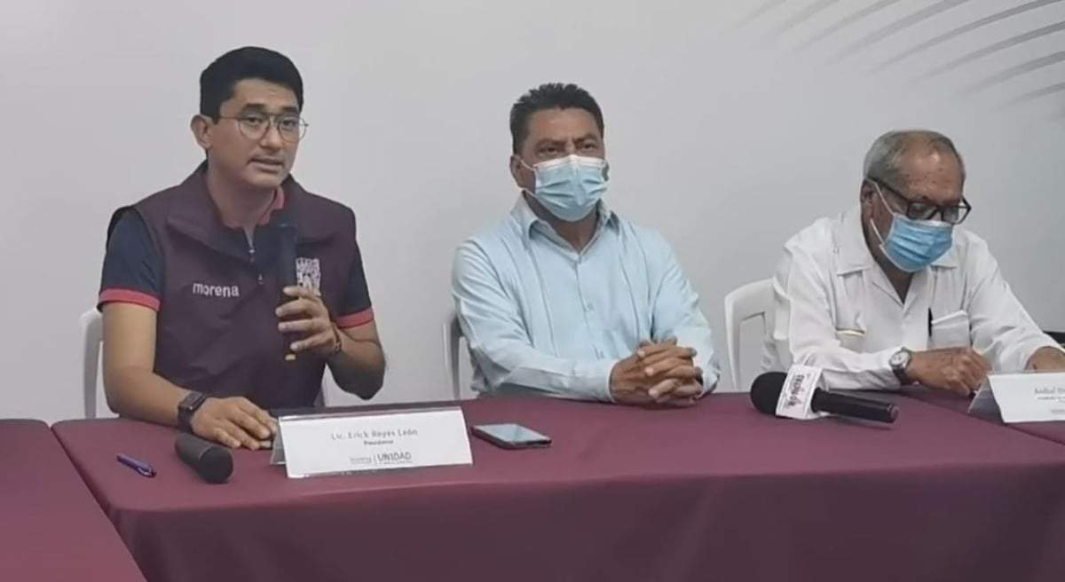 El dirigente estatal de Morena, Erick Reyes (izq.)