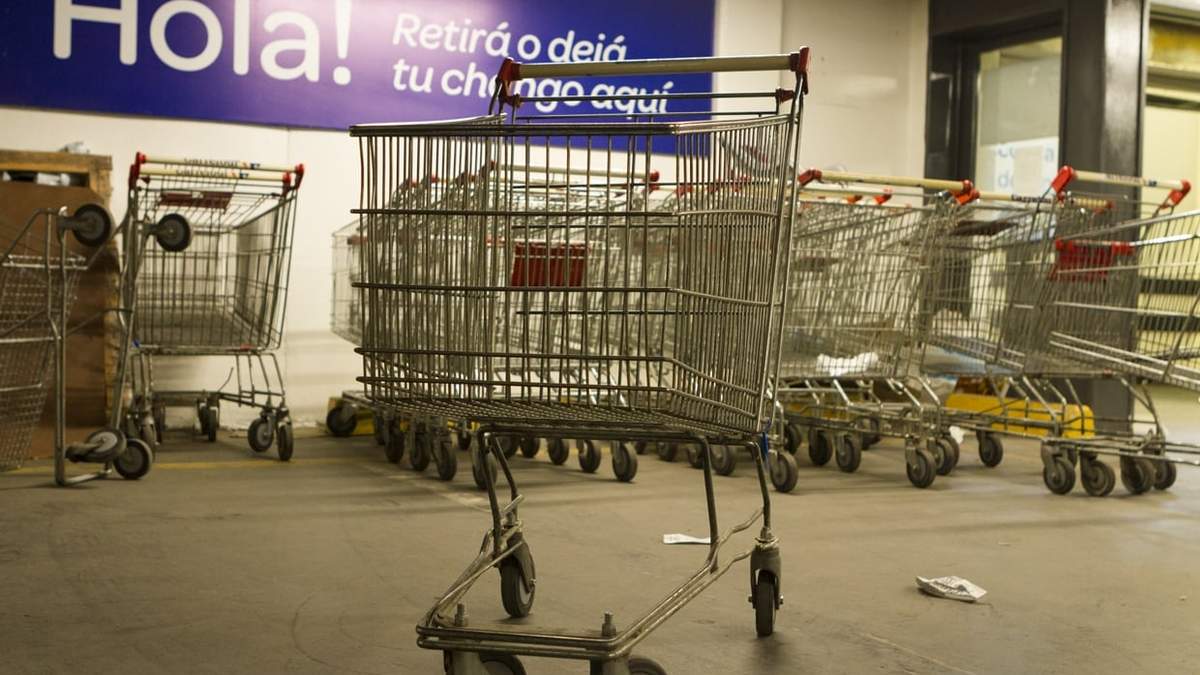 Consumidores evitan hacer las compras del mes. Fuente: (Emiliano Ortiz)
