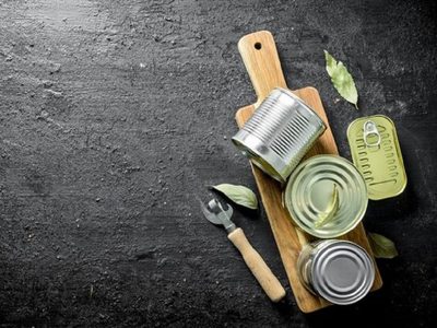 Con una tabla de madera y latas de atún, creá este hermoso jardín vertical para tus plantas pequeñas