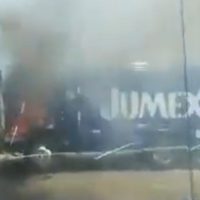 Presuntos normalistas queman tres camiones en Michoacán; exigen plazas automáticas