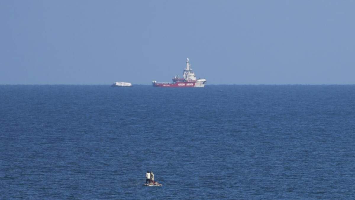 Un barco de la ONG Open Arms se acerca a la costa de Gaza remolcando una barcaza con 200 toneladas de ayuda humanitaria, el 15 de marzo de 2024