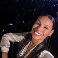 Pampita y el look bordeaux que confirma el tono estrella del otoño 2025