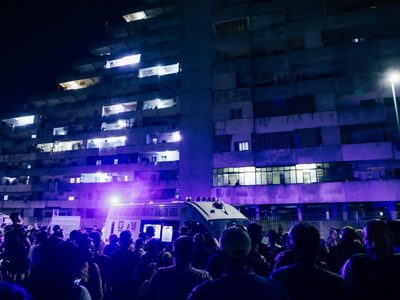Dos muertos y una docena de heridos en Italia tras desplomarse una pasarela en bloque de viviendas