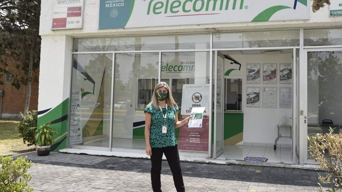 María del Rocío Mejía, directora de Telecomm, frente a una sucursal del organismo
