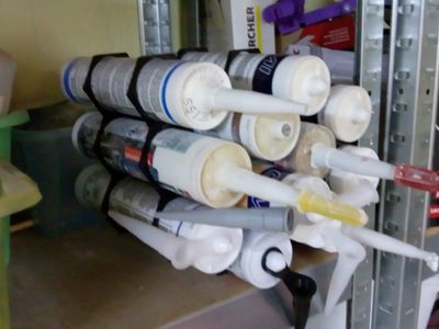 Si la silicona se secó en el envase, no lo tires: rescatalo con un simple truco y sin gastar dinero