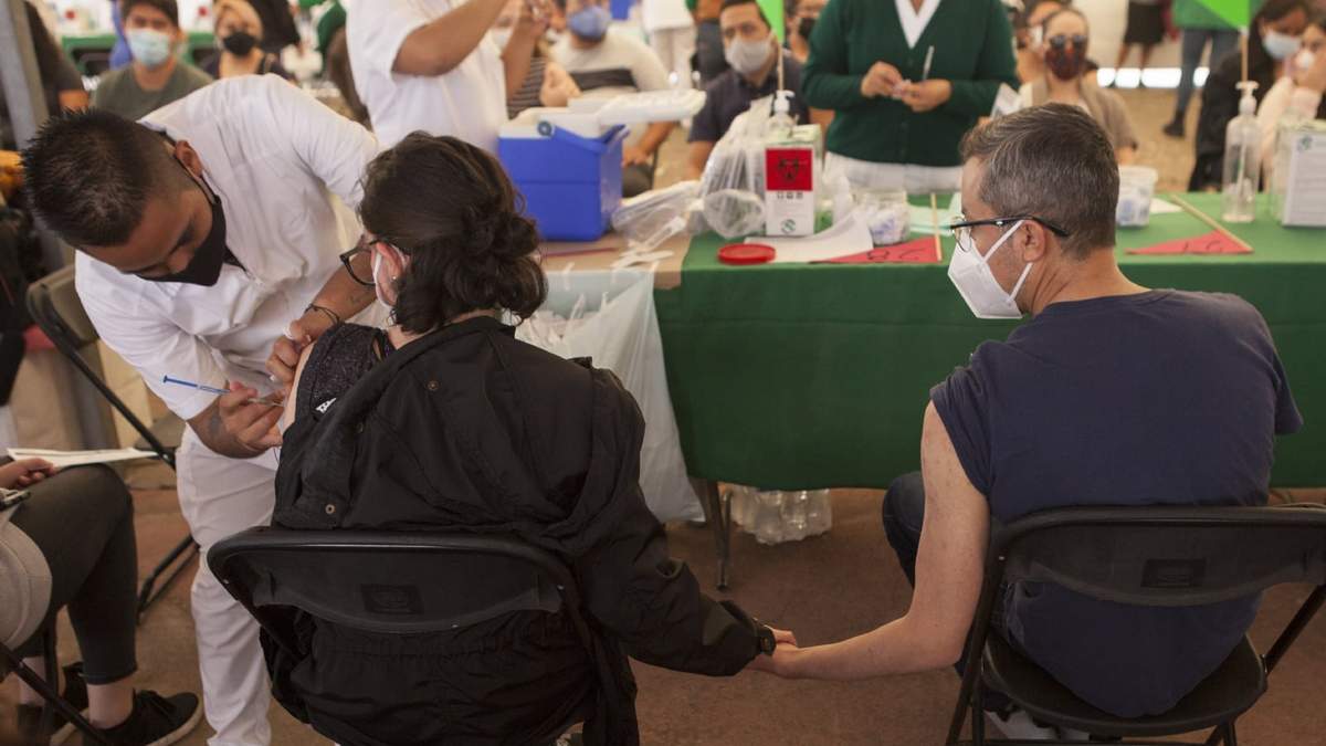 Una pareja de millennials en un centro de vacunación