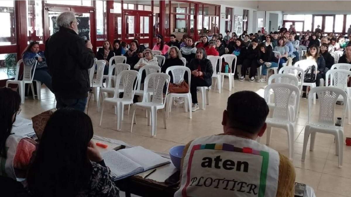 Asambleístas difundieron fotos en las que se ven las sillas vacías durante la samblea de ATEN capital. Fuente: (Mejor Informado)