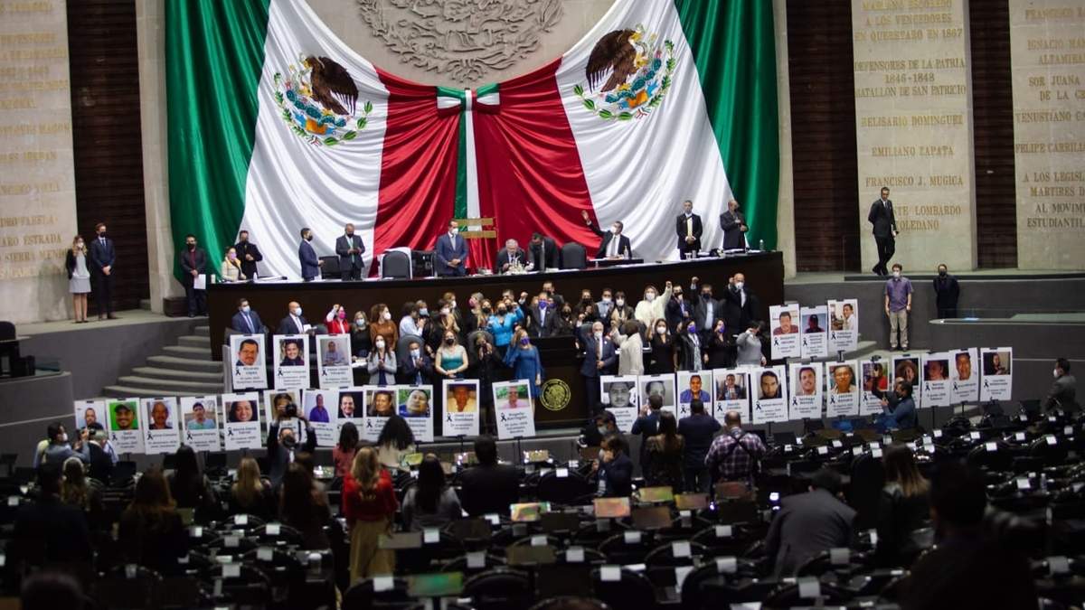 Diputados panistas llevaron fotografías de los periodistas asesinados