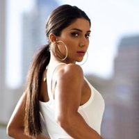 Por llevar "ropa ofensiva", impiden a la modelo Deniz Saypinar tomar un vuelo