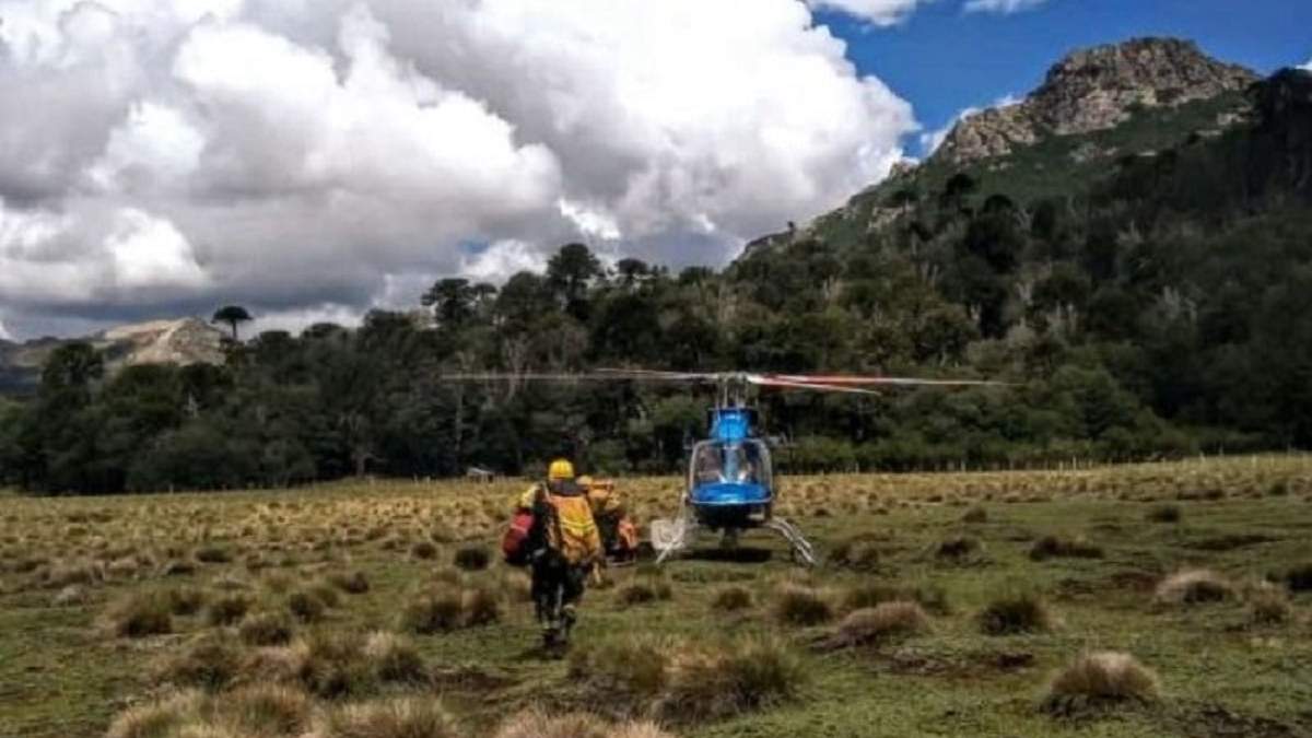 Brigadistas del Parque Nacional Lanín trabajan en diferentes focos de incendio. Fuente: (Facebook)