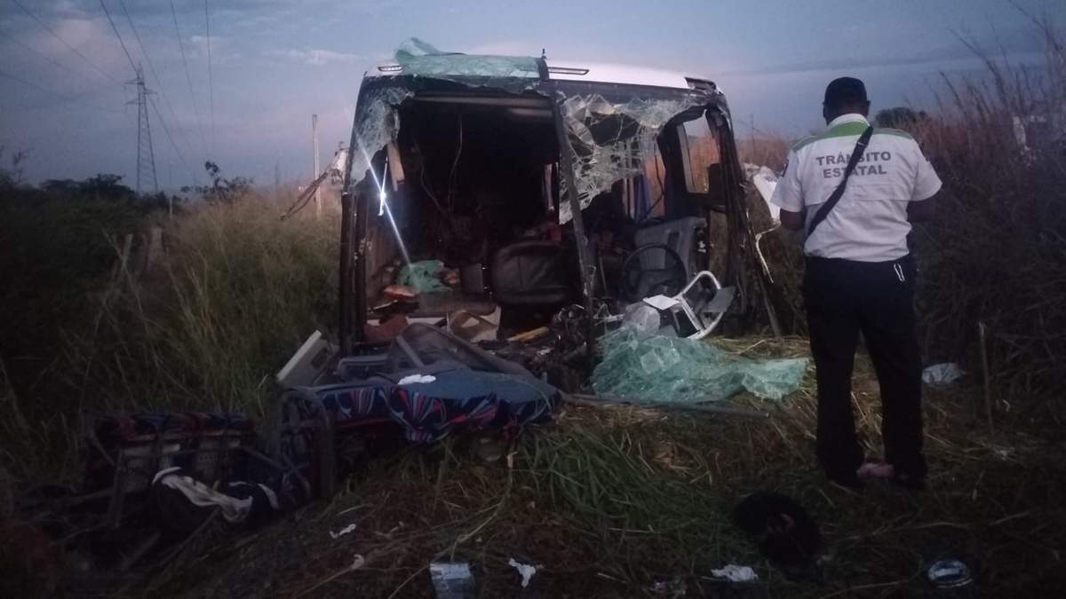Accidente de autobús en la carretera Acapulco-Zihuatanejo deja dos muertos y 52 heridos