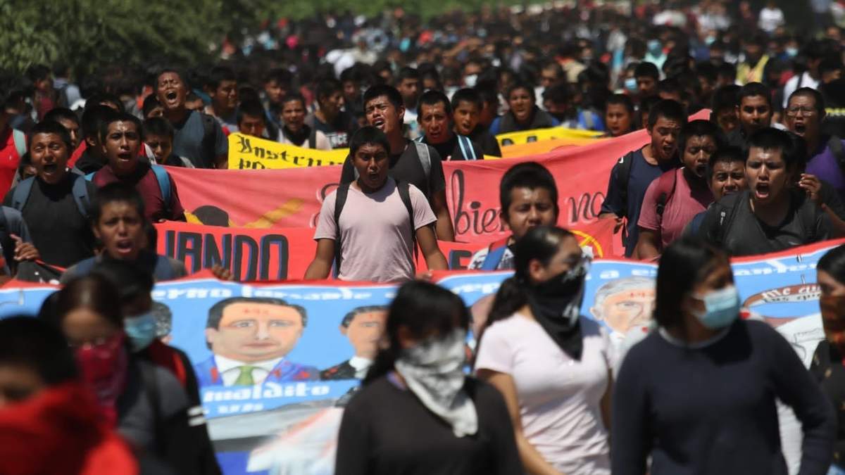 Miles de normalistas regresan a Iguala nueve años después de la noche trágica