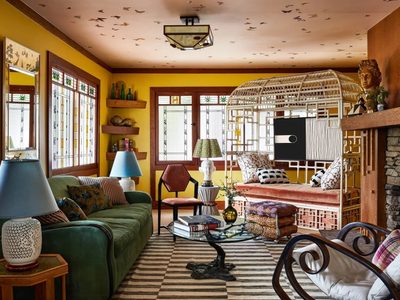 Vuelve la decoración de la abuela: papel pintado y muebles curvos, con espíritu setentoso