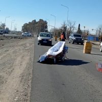 Un coche fúnebre en movimiento perdió un ataúd en Senillosa: cómo ocurrió