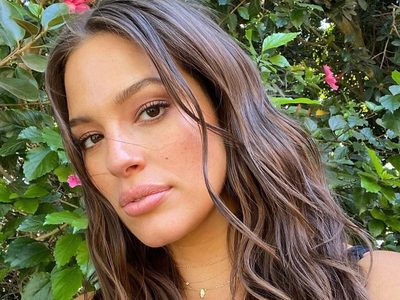 ¡Como Dios la trajo al mundo! Ashley Graham al borde de la censura ¡Debió retocar la foto!