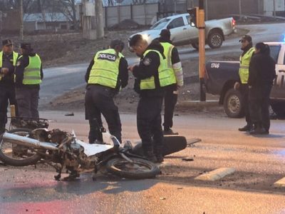Detuvieron a la conductora que cruzó en rojo, chocó y mató a una motociclista en Centenario