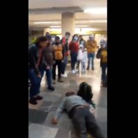 Investigan al policía que noqueó a un hombre por no usar cubrebocas en el Metro