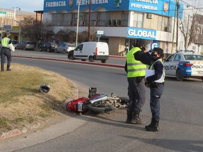 Motociclista alcoholizado chocó y se negó a recibir asistencia en Centenario
