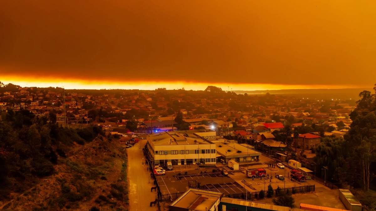Incendios forestales arrasan Chile; dejan 15 muertos y obligan a miles de personas a huir