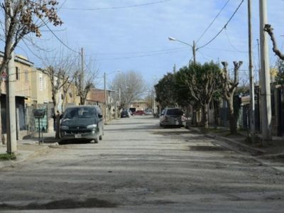 Vecinos de Confluencia reclaman porque nunca le asfaltaron las calles