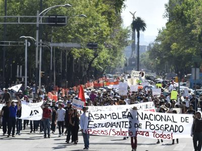 Marchan en CDMX para exigir a gobierno al menos 1% del PIB para ciencia y tecnología
