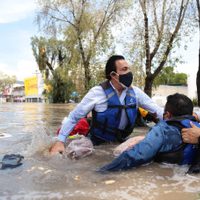 Lancha en que viajaba Omar Fayad se hunde durante recorrido por inundaciones de Tula