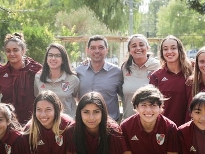 Koopmann recibió al equipo femenino de River Plate que realizará la pretemporada en Neuquén