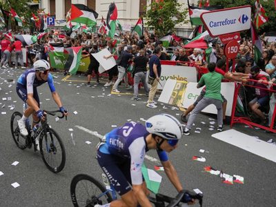 Un manifestante pro-Palestina provoca accidente durante la Vuelta a España