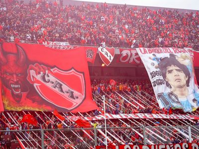 Pudo ser una tragedia: los incidentes entre hinchas de Independiente en medio de la tribuna