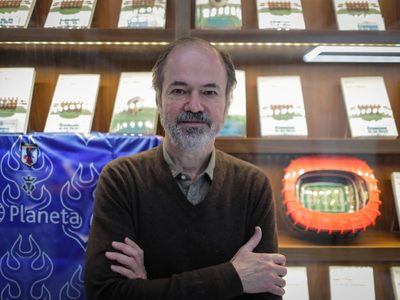 En su nuevo libro Juan Villoro convierte la cancha en una página y la página en una cancha