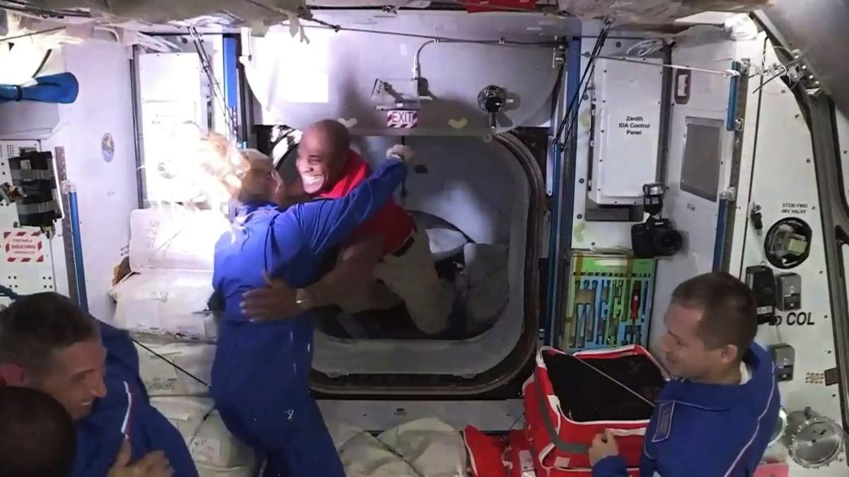 La astronauta Kate Rubins abraza a su colega Victor Glover en el momento en el que éste ingresa a la Estación Espacial Internacional