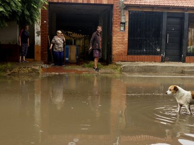 Solo dos horas de lluvia intensa fueron suficientes para inundar las calles de Neuquén
