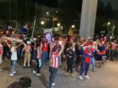 Aficionados de Chivas insultan a jugadores y causan destrozos en su hotel