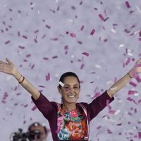 Sheinbaum al arrancar campaña: 100 propuestas de gobierno, cortesías a AMLO y trastabillo