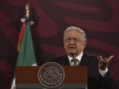 AMLO acusa a la SCJN de violar la Constitución al negarse a reducir el salario de Lenia Batres