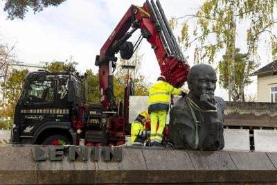 Retiran la estatua del líder revolucionario ruso Vladimir Lenin