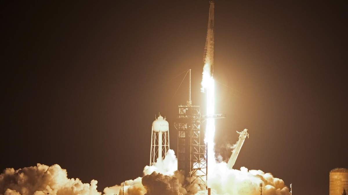 Un cohete Falcon 9 de SpaceX con una cápsula Dragon y cuatro tripulantes a bordo despega en una misión a la Estación Espacial Internacional desde la plataforma 39A del Centro Espacial Kennedy en Cabo Cañaveral, Florida