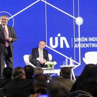 La UIA respaldó al gobierno por la desdolarización de tarifas