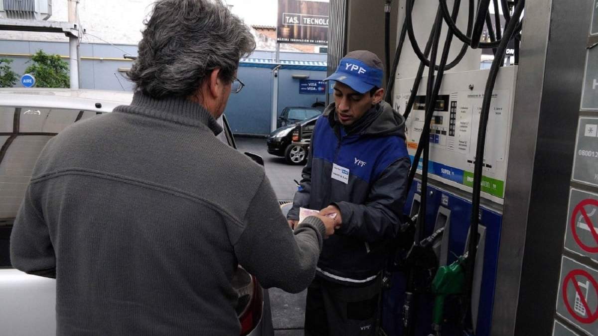 El pago de combustibles con tarjeta de crédito podría ser cosa del pasado. Fuente: (Unidiversidad)