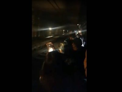 Falla tren de la Línea 8 del Metro y desalojan a decenas de pasajeros en el túnel (Video)