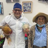 Adulto mayor paga con dos gallinas una operación de próstata