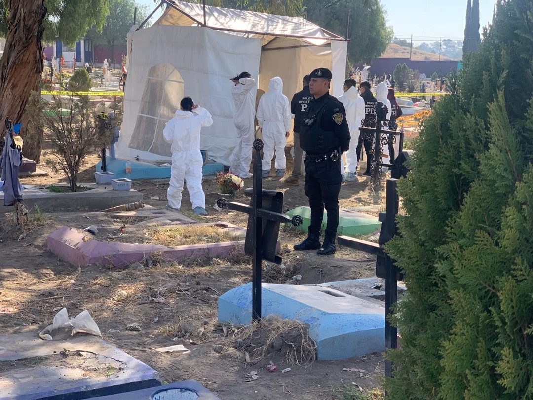 Exhumación del cuerpo de Paola Buenrostro para trasladarla a un mausoleo con su nombre elegido. Foto Daniel Escobar