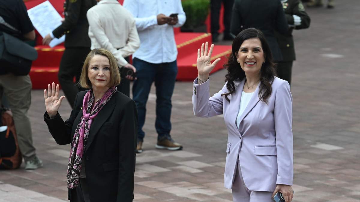 Kenia López Rabadán (derecha) y Laura Itzel Castillo el sábado en el aniversario de los Niños Héroes