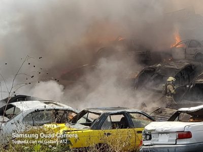 Al menos 100 autos se incendiaron en un depósito vehicular privado en Tlajomulco